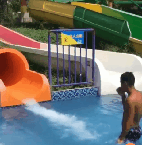 “新娘伴娘们以后穿裙子一定要注意点坐姿呀这有点尴尬了！”哈哈哈